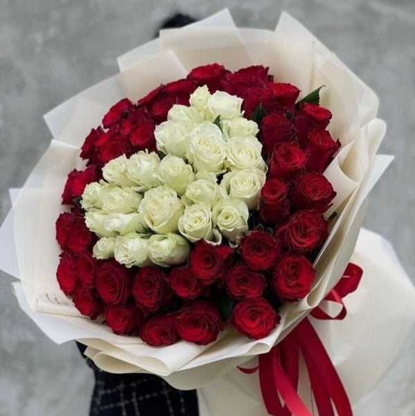 Roses Heart Arrangement: Expressing Love with Floral Elegance